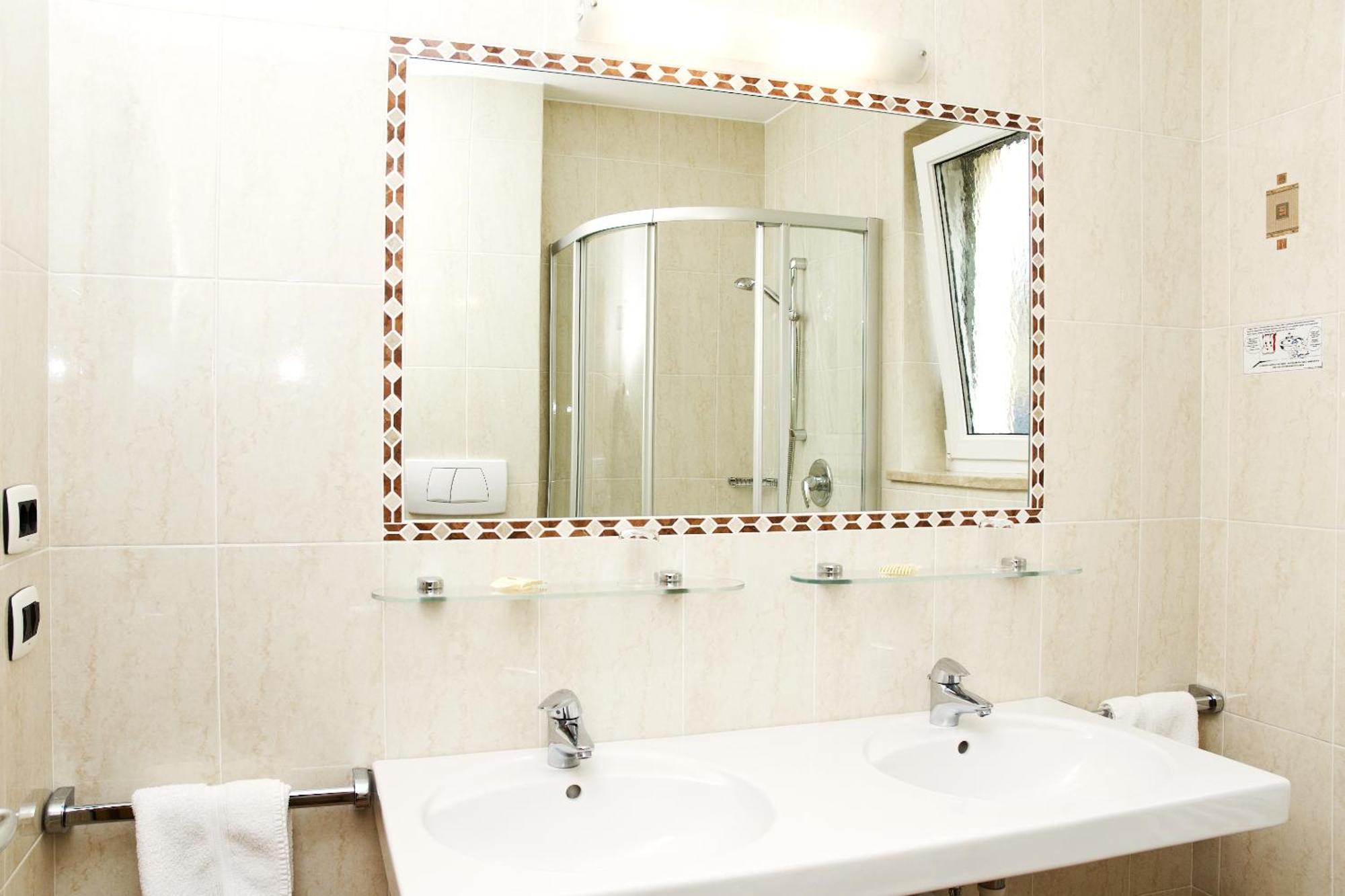Hotel Loewenwirt سيرميس المظهر الخارجي الصورة