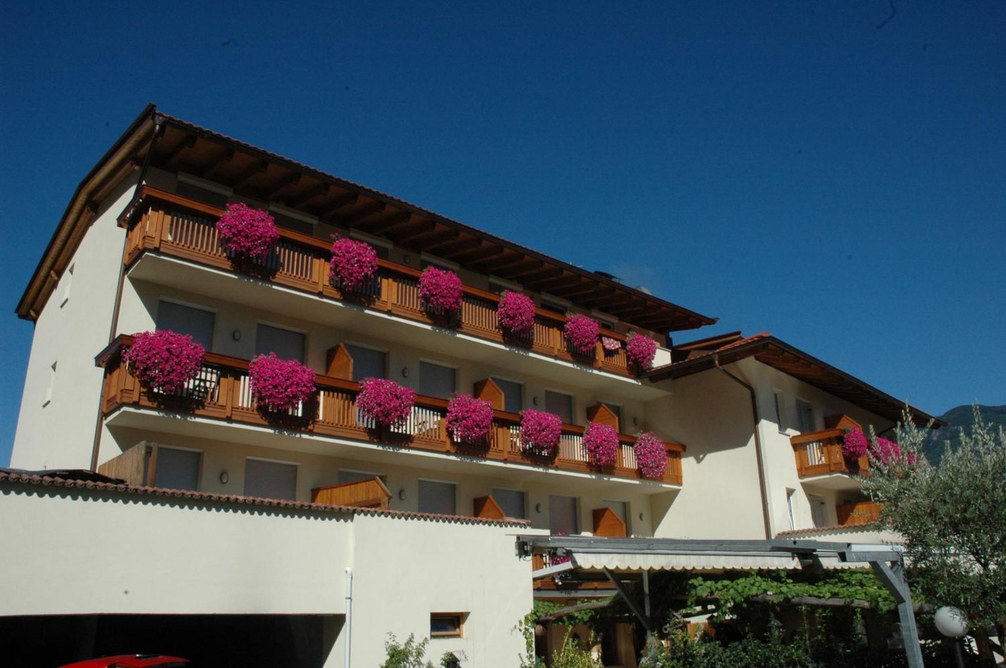 Hotel Loewenwirt سيرميس المظهر الخارجي الصورة