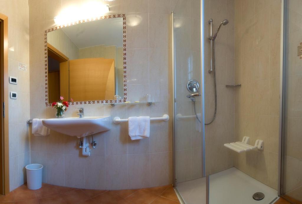 Hotel Loewenwirt سيرميس الغرفة الصورة